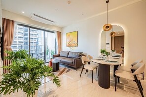 Departamento Deluxe, 2 habitaciones, vista al río | Área de sala de estar | Televisión de pantalla plana