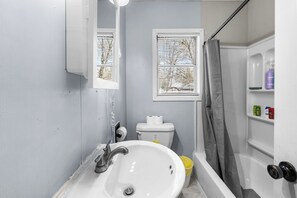 Serviettes fournies, savon, shampoing, papier toilette