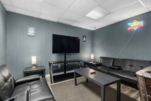 Smart TV, videojuegos, futbolito y tenis de mesa 