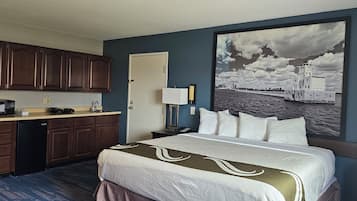 Studio King with Kitchenette | Desk, free WiFi, bed sheets