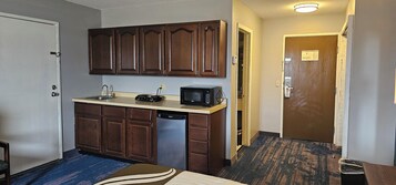 Escritorio, wifi gratis y ropa de cama