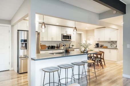 Fridge, microwave, oven, stovetop. Mins to WorldCup/ADA/Family/King Beds/BBQ/Fire Pit
