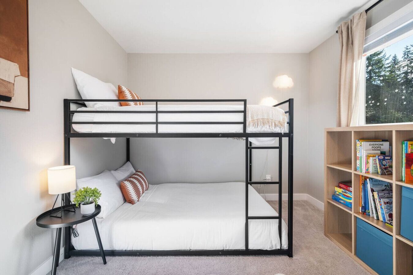 5 chambres, bureau, fer et planche à repasser, lit de bébé portatif