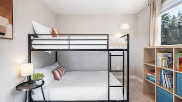 5 chambres, bureau, fer et planche à repasser, lit de bébé portatif