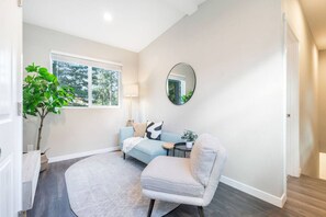 TV - Mins to WorldCup/King Bed/In Unit Laundry/Family (Shoreline)