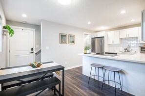 Refrigerador, microondas, horno, placa de cocina