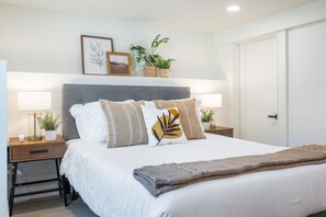 4 habitaciones, escritorio y tabla de planchar con plancha 