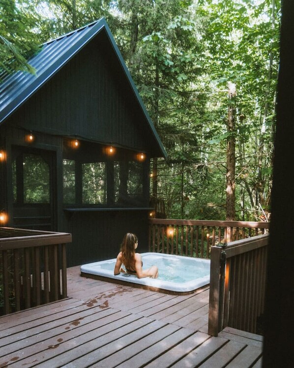 Outdoor spa tub