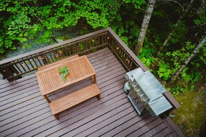 Outdoor dining - Whispering Timber by Stay in Nest -A Frame/Hot Tub (Skykomish)