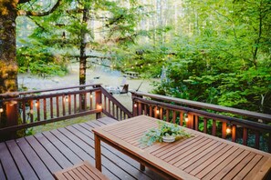 Outdoor dining - Whispering Timber by Stay in Nest -A Frame/Hot Tub (Skykomish)