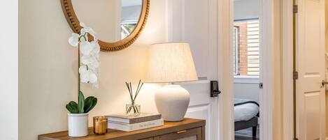 2 室のベッドルーム、デスク、アイロン / アイロン台、旅行用ベビーベッド