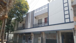 Un edificio de dos plantas con un balcón en el segundo piso.