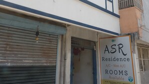 Un edificio con un cartel que anuncia habitaciones disponibles con y sin aire acondicionado.