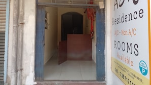Señal para ASR Residence. Habitaciones con aire acondicionado y sin aire acondicionado disponibles, con símbolo de estacionamiento gratuito e información de contacto para PUDUCHERRY - 605005.
