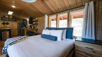 Desk, WiFi, bed sheets