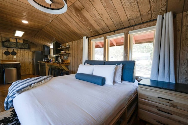 Desk, WiFi, bed sheets