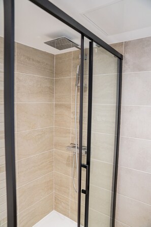 Shower, hair dryer, towels - Superbe appartement en Duplex pour 8 personnes (Sète)