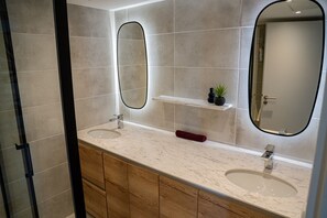 Shower, hair dryer, towels - Superbe appartement en Duplex pour 8 personnes (Sète)