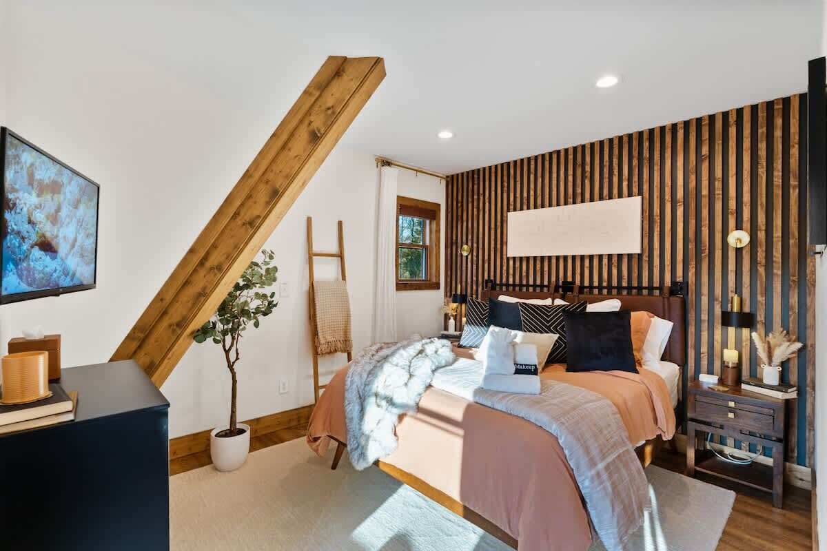 3 bedrooms, iron/ironing board, travel crib, WiFi (free)