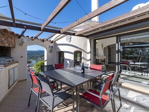 Outdoor dining - Beautiful private villa for 8 guests with A/C, private pool, WIFI, terrace and pets allowed (Porto-vecchio)