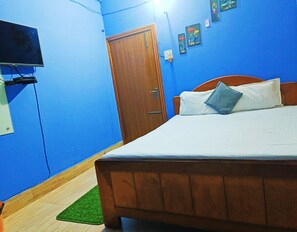 Classic Quadruple Room | Desk, laptop workspace, free WiFi - London Bridge Guest House (Guwahati)