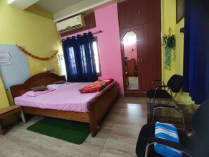 Classic Double Room | Desk, laptop workspace, free WiFi - London Bridge Guest House (Guwahati)