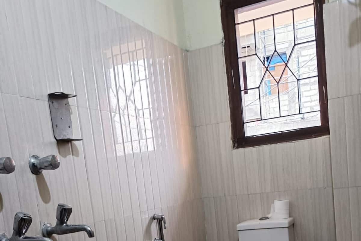 Ducha, toallas, shampoo, papel higiénico