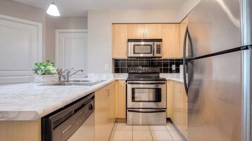 Appartement Signature | Cuisine privée | Grand réfrigérateur, micro-ondes, four, plaque de cuisson