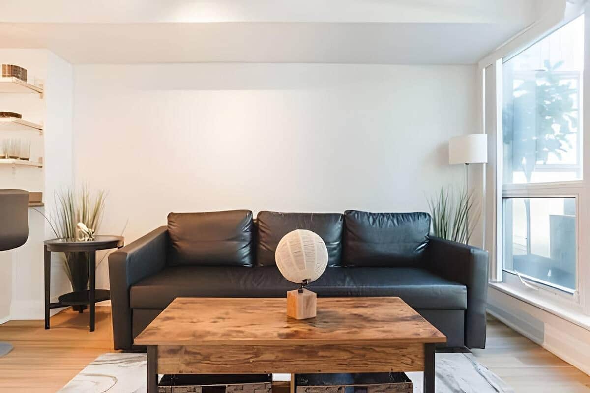 Departamento de lujo | Área de sala de estar | Smart TV de 48 pulgadas con canales vía satélite