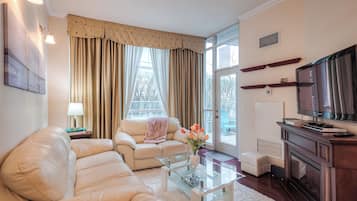Appartamento Exclusive | Area soggiorno | Smart TV 48 pollici con canali satellitari