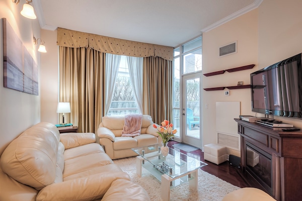 Exclusive-huoneisto | Oleskelualue | 48–tuumainen äly-TV, jossa satelliittikanavat