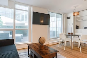 Departamento de lujo | Área de sala de estar | Smart TV de 48 pulgadas con canales vía satélite