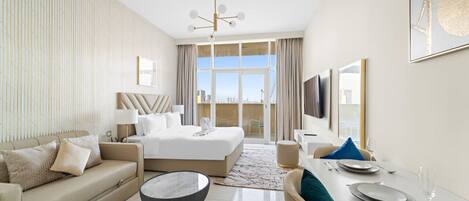 Escritorio, tabla de planchar con plancha, wifi y ropa de cama