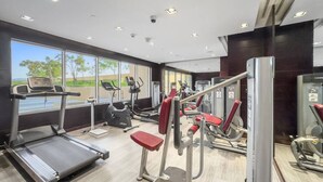 Ein modernes Fitnessstudio mit Laufbändern, Crosstrainern und Kraftstationen.