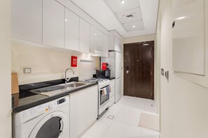 冷蔵庫、電子レンジ、オーブン、コンロ