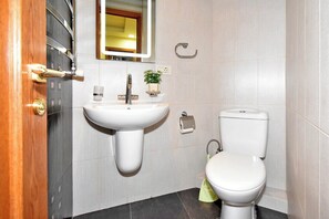 Comfort appartement, balkon, uitzicht op de stad | Badkamer | Gratis toiletartikelen, een haardroger, pantoffels, handdoeken