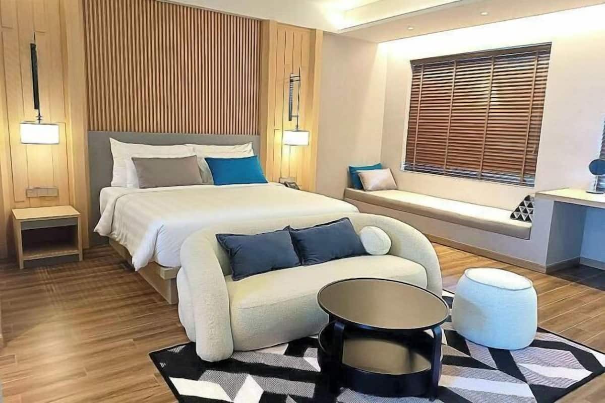 Een bureau, gratis wifi, beddengoed