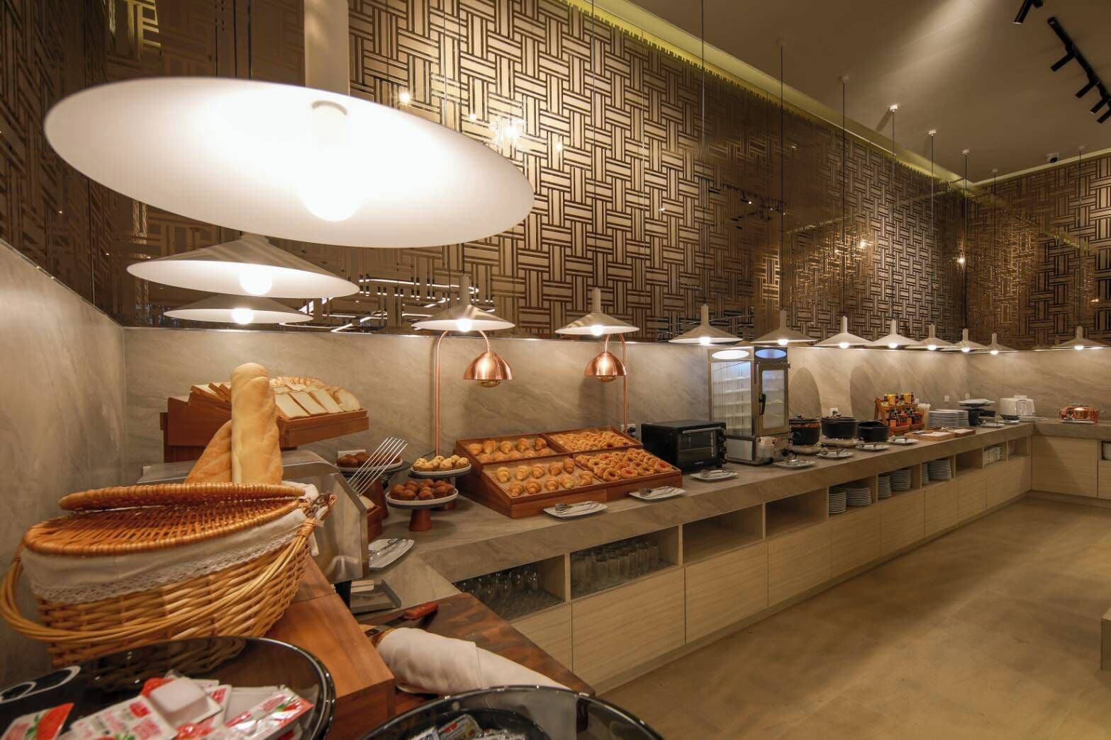 Une cuisine moderne avec un buffet proposant du pain, des pâtisseries et divers autres aliments.