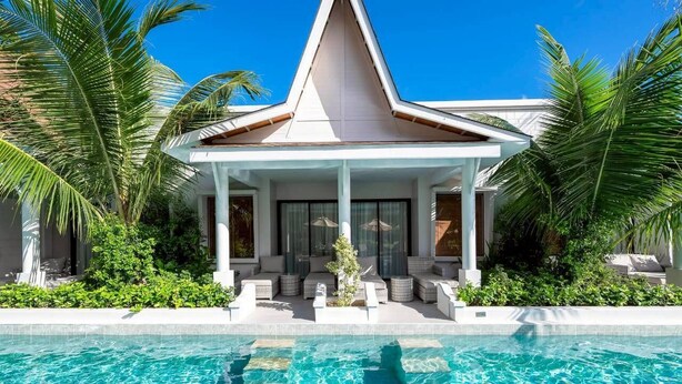 A modern house with a pool, surrounded by palm trees and greenery. - Lalynn Resort & Villas (Thep Krasattri)