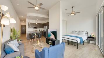 2 habitaciones, escritorio, tabla de planchar con plancha y wifi