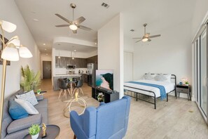 2 bedrooms, desk, iron/ironing board, WiFi - Sleek loft style 2BR I Gym I Parking I Workspace (Dallas)