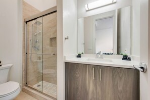 Hair dryer - Sleek loft style 2BR I Gym I Parking I Workspace (Dallas)