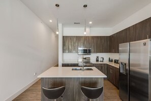 Fridge, microwave, oven, stovetop - Sleek loft style 2BR I Gym I Parking I Workspace (Dallas)