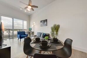 Dining - Sleek loft style 2BR I Gym I Parking I Workspace (Dallas)