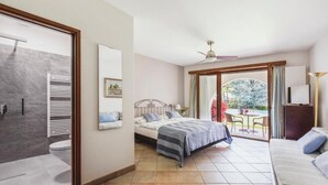Deluxe Double or Twin Room, Garden View | In-room safe, desk, laptop workspace, blackout drapes - Garni Elena (Losone)