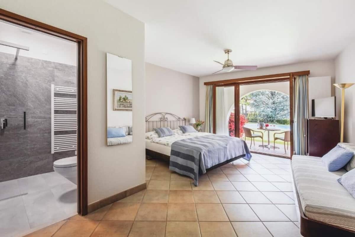 Deluxe Double or Twin Room, Garden View | In-room safe, desk, laptop workspace, blackout curtains