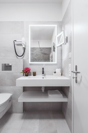Regadera, amenidades de baño gratuitas, secadora de cabello, toallas
