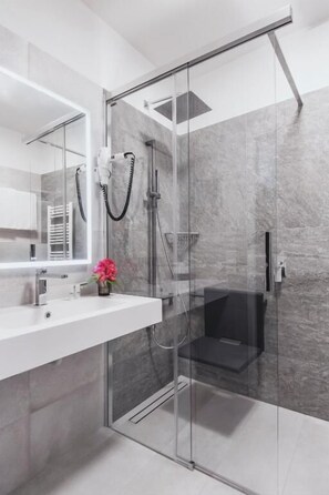 Buồng tắm vòi sen, đồ dùng nhà tắm miễn phí, máy sấy tóc, khăn tắm 