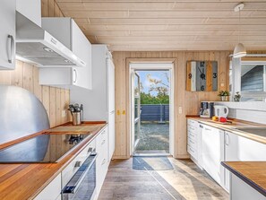 Kjøleskap, ovn, oppvaskmaskin og høy barnestol