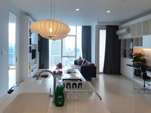 Fridge, microwave, stovetop, electric kettle - The Platinum Suites KLCC By Sky Pool (Kuala Lumpur)